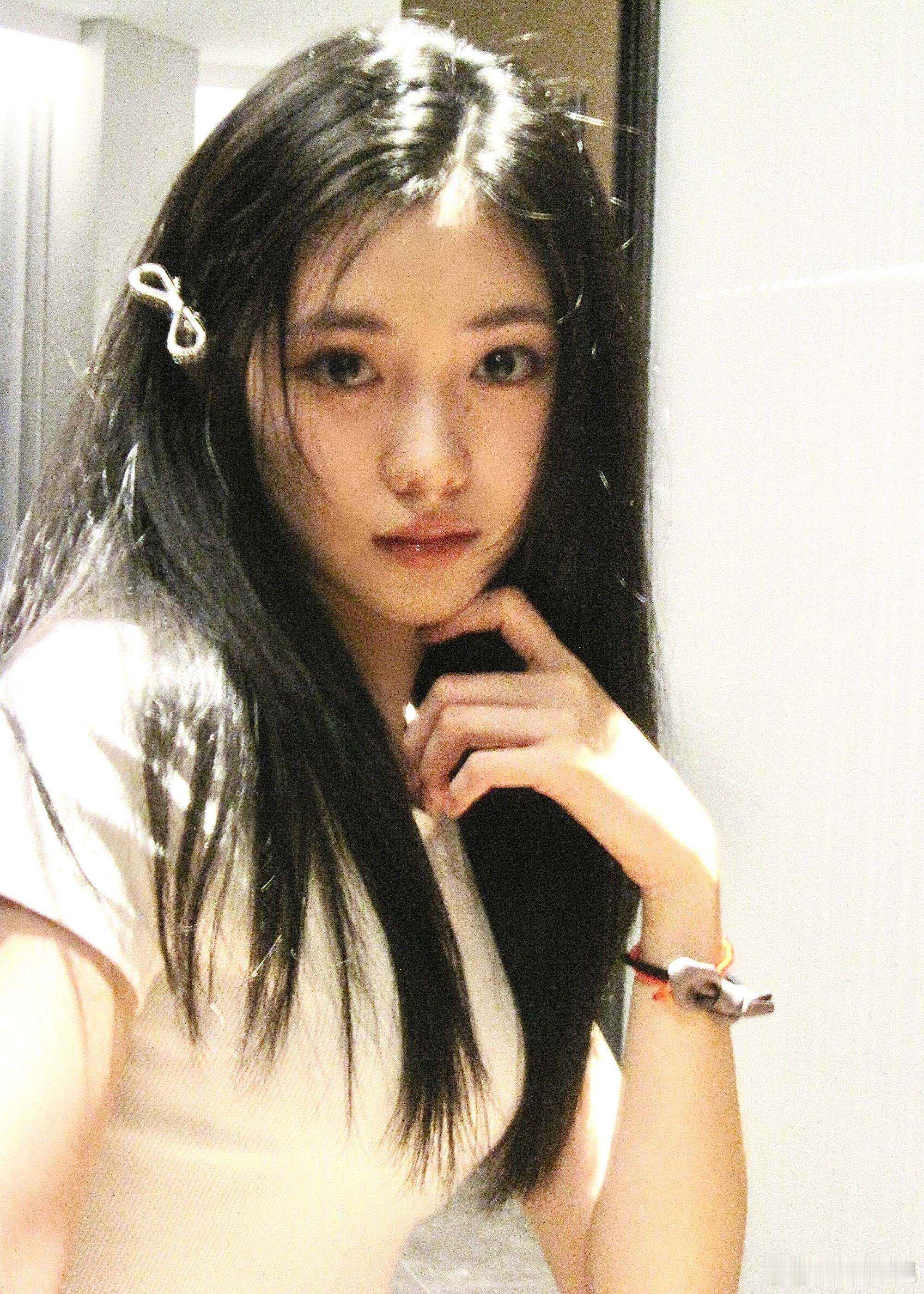 刘浩存朦胧烟熏妆！是自己画的吧！还怪好看的呢！ ​​​