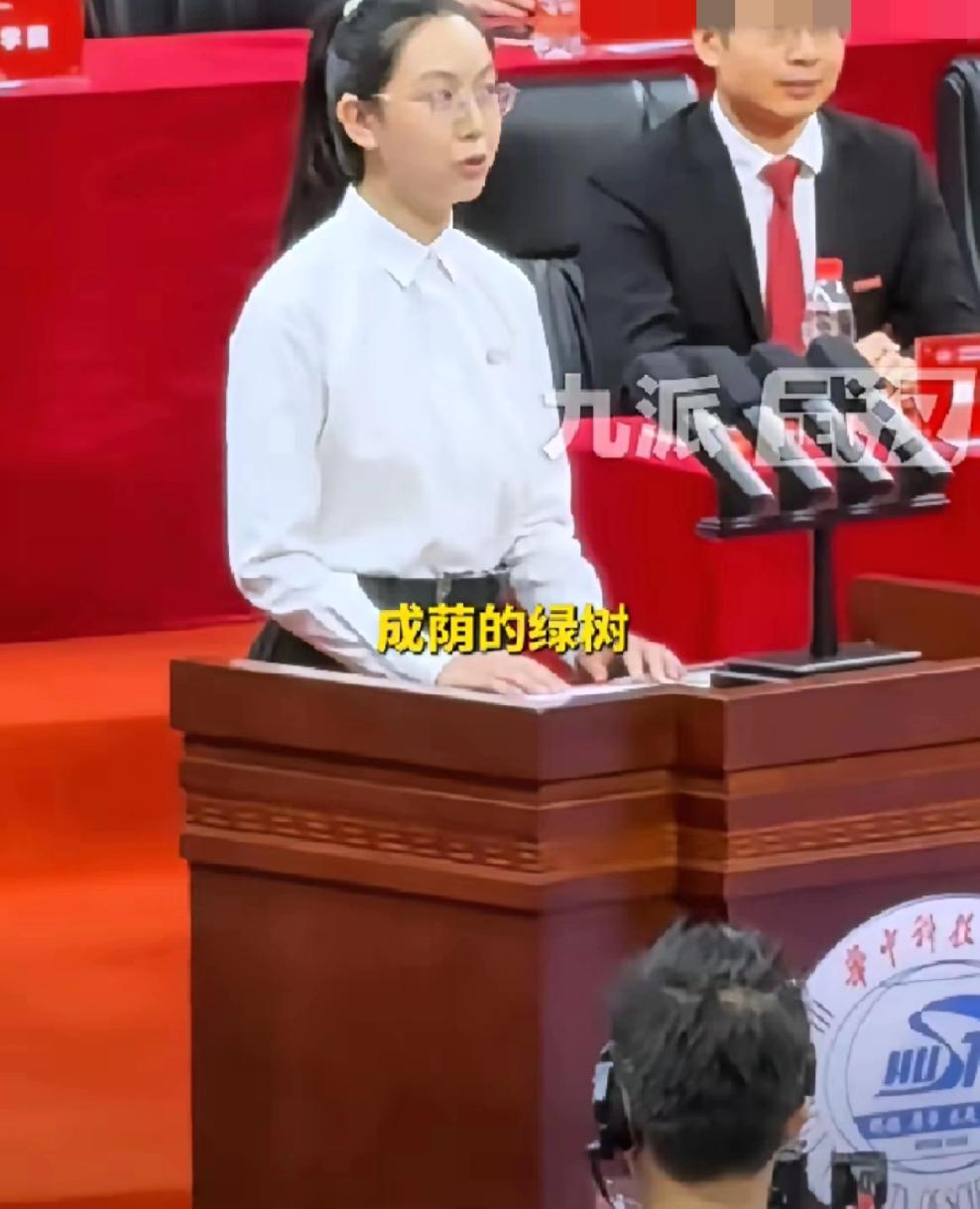 华中科技大学举办2025本科新生开学典礼，一名新生代表在主席台发言时，说自己高考