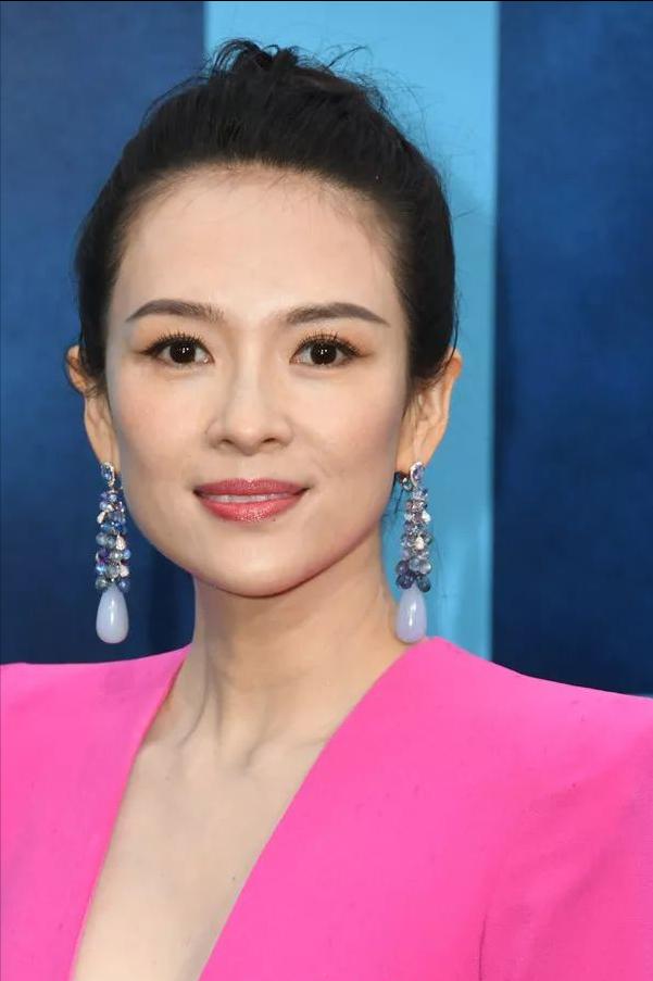 演员，章子怡说，我练了六年的舞蹈，每个周末回家，都没有自己单独的卧室，就睡客厅，