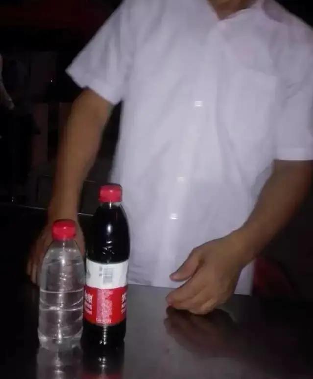 一名男子用两个饮料瓶灌了两瓶自酿米酒想带上火车。结果在过安检的时候被工作人员拦了