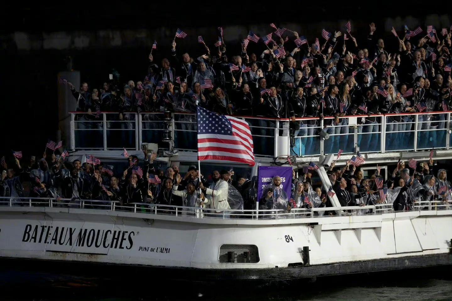 你别说，老詹巡旗这张照片气势十足，还真有世界名画那味儿！#詹姆斯世界名画##篮球