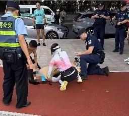 广州男子晨跑时突然倒地心脏骤停，刚跑完二十多公里的女教师上前跪地施救，众人合力上