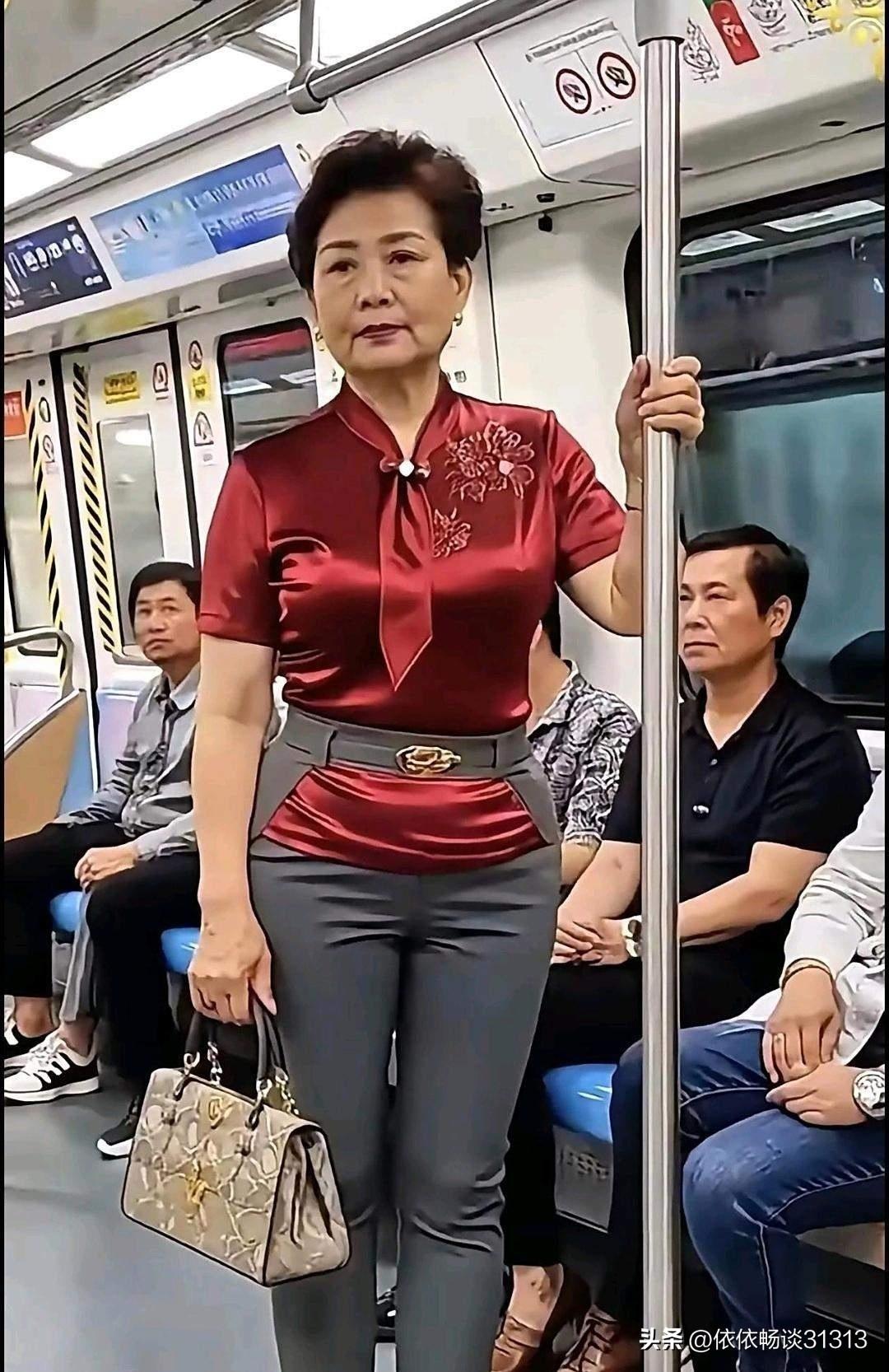 地铁里偶遇的一幕，一下子就吸引住我的目光。
 
眼前这位阿姨气质真好，一身穿搭大