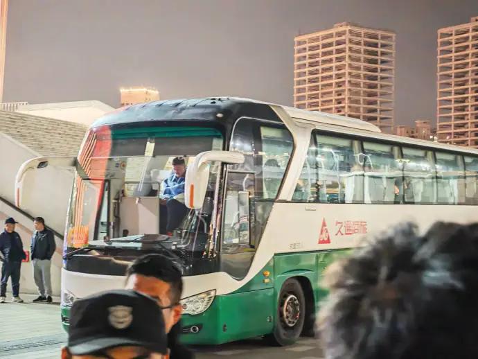 广东宏远球迷怒喷杜锋坐在大巴车上笑，说都输球了还有脸笑出来，杜锋的心还真大。
