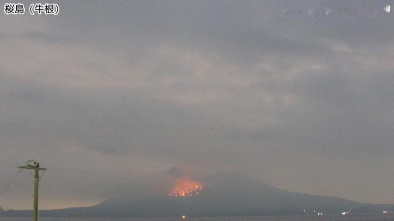 咋回事？16日凌晨差不多1点的时候，日本鹿儿岛的火山爆发了，直冲4000米的高空