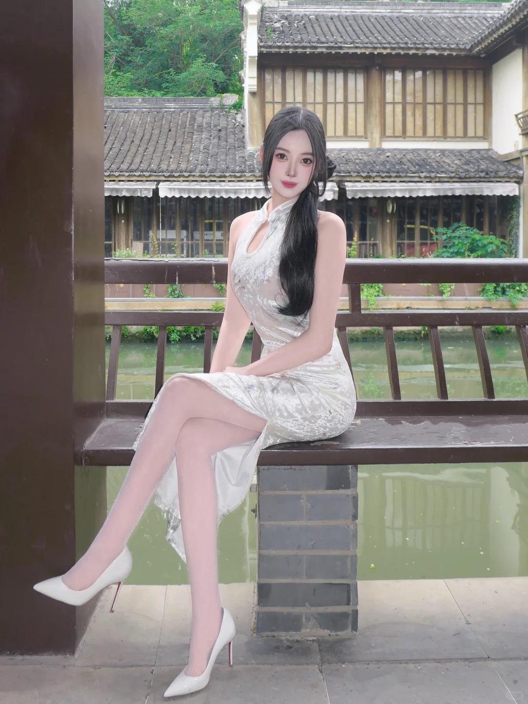 江南烟雨朦胧，女友一身穿搭恰似雨巷中最动人的一抹亮色，将旗袍的温婉与小清新完美融