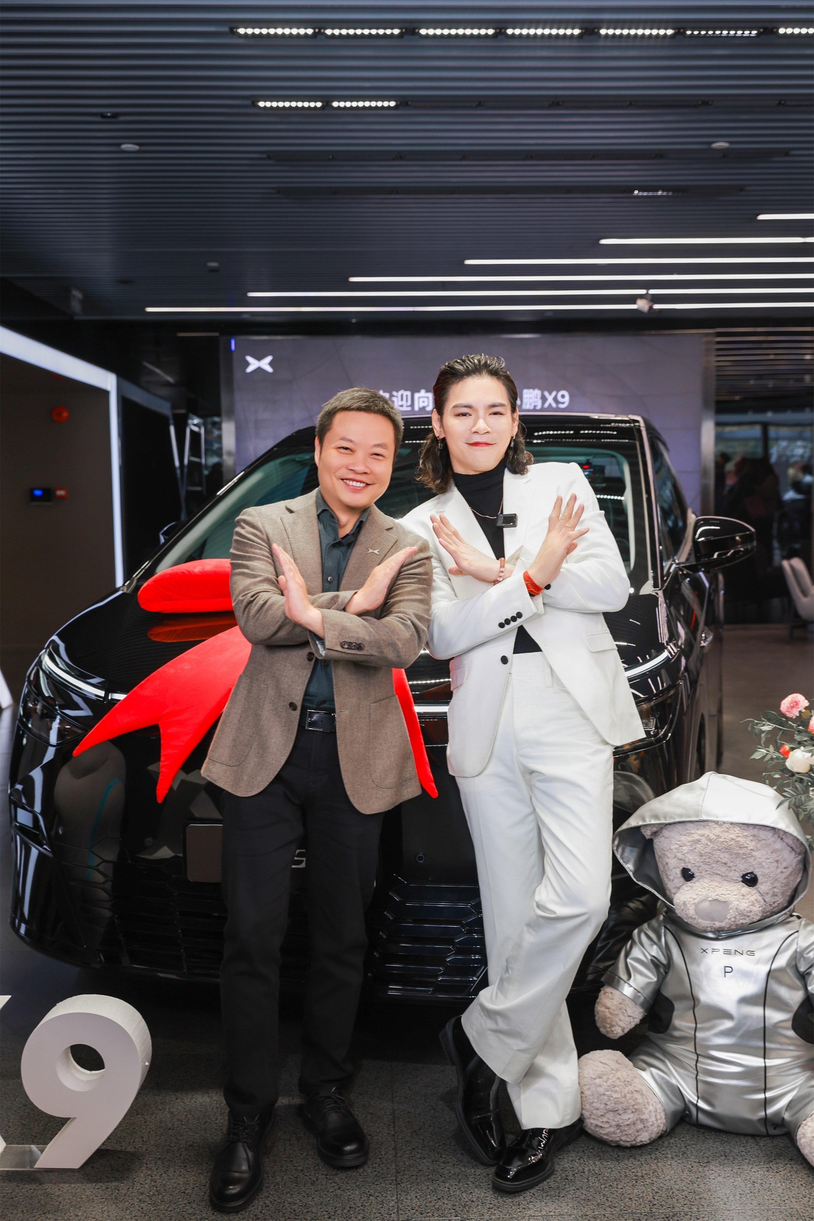 向佐提小鹏X9现场上头再买一台  向佐提车，热度直接拉满！何小鹏亲自陪同试驾，向