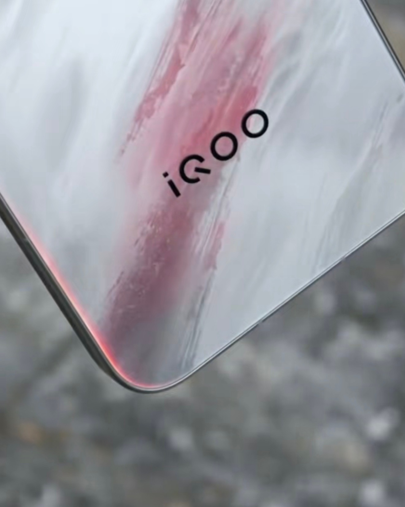iQOO 15呼之欲出，视频看新配色更有意思！色彩可以随光线变化，如梦似幻，一道