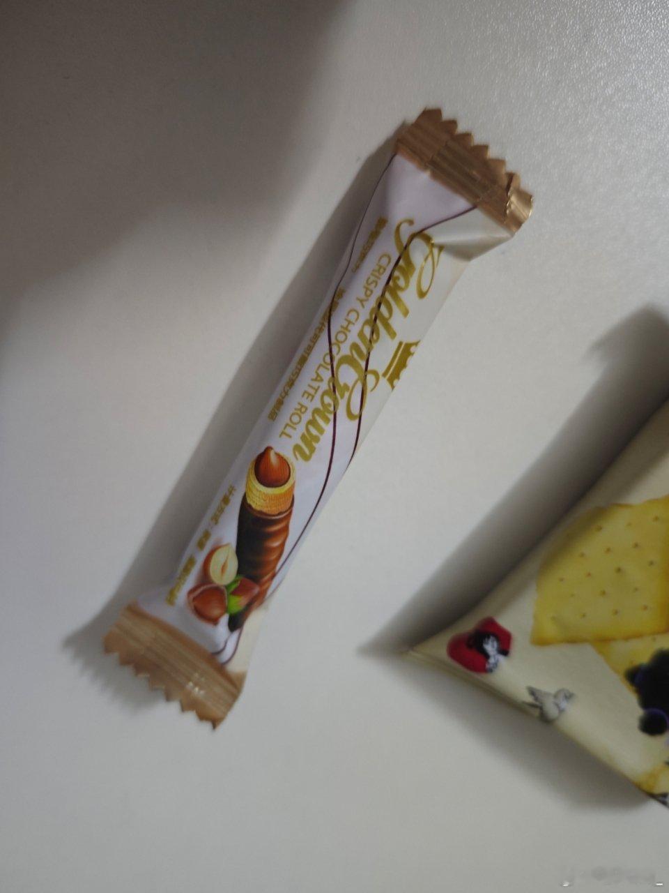 在外套兜里摸到一颗糖。好像是宝宝一个月前jz回家给我塞的。刚刚打开吃了。感觉比过