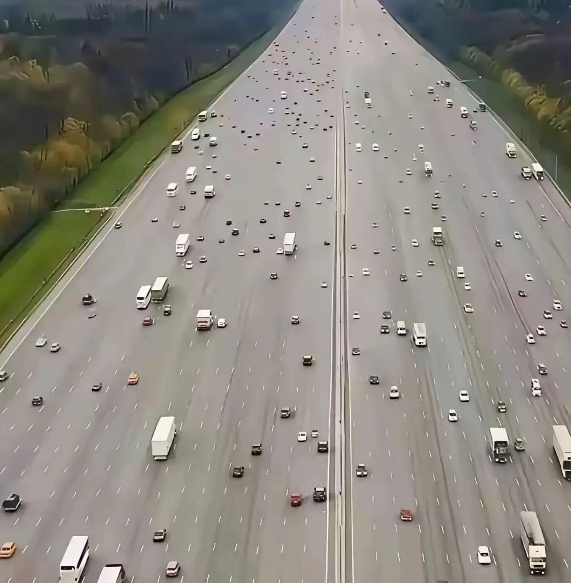 以前我老觉得建那么多高速通道是浪费资源，利用率不足1％，春节期间的利用率直接拉满