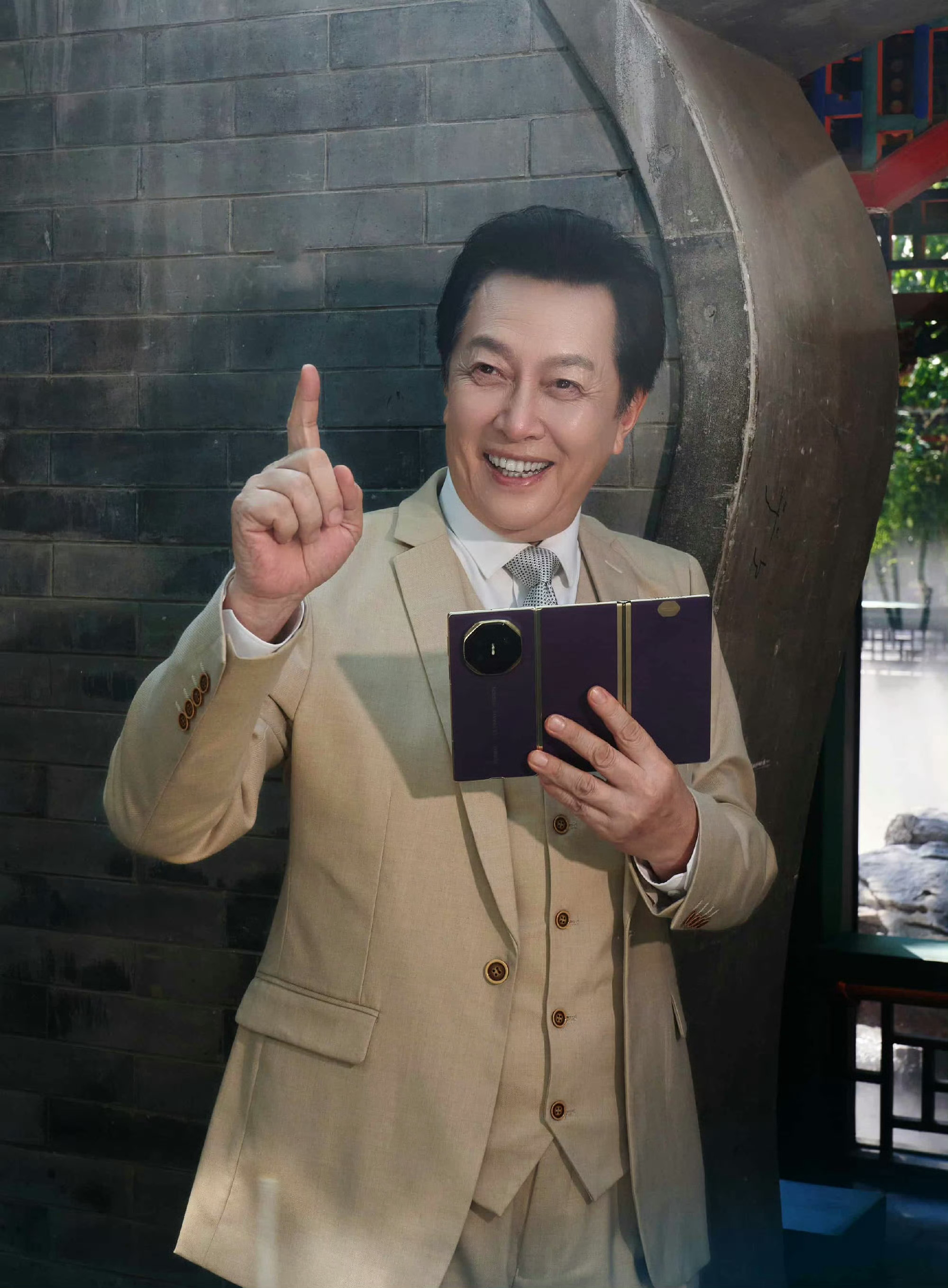 起猛了大家都用华为三折叠批奏折  阿华的宣传还是会整活！去年唐国强老师一句“华为