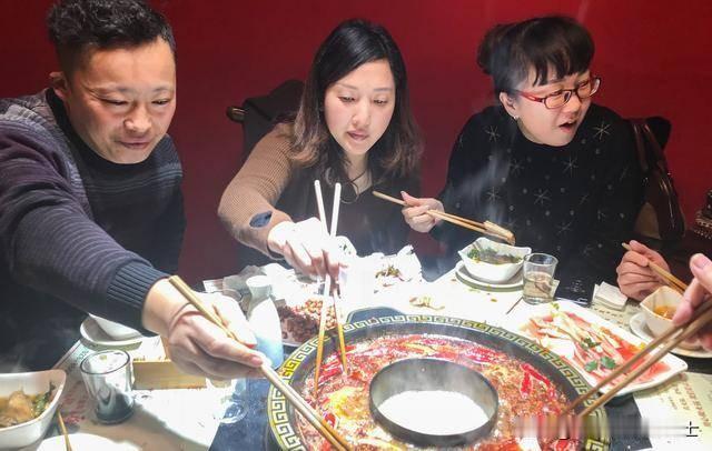 一女子到成都旅游时，发生了一件令人恶心的事。

有一天她到串串地摊去吃火锅，不经