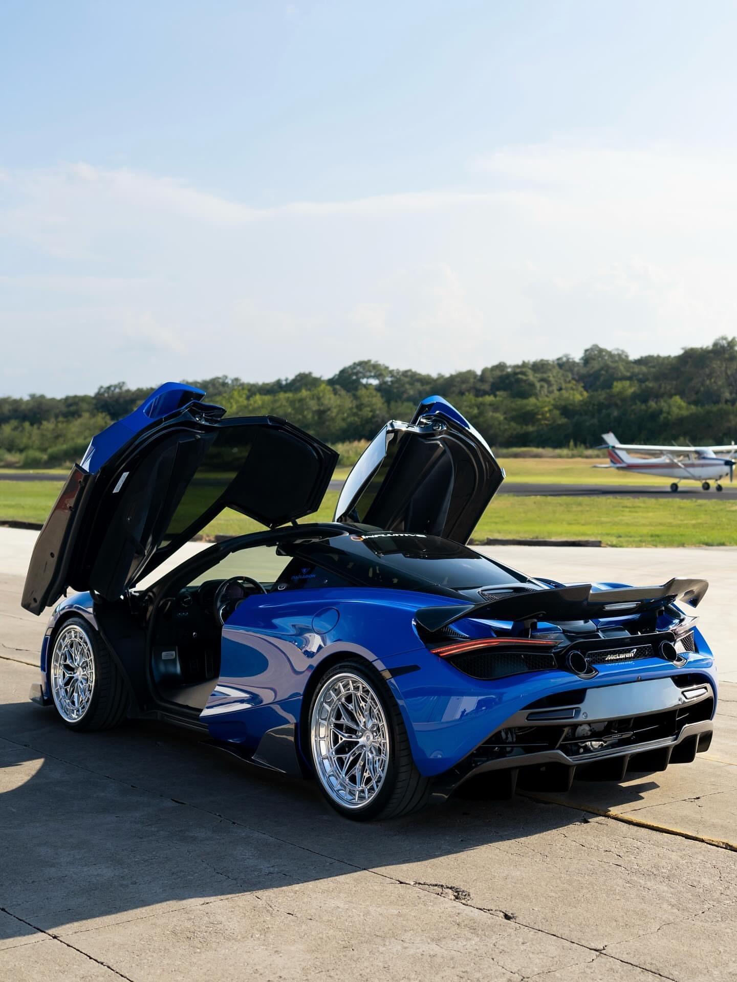迈凯伦720S配Vossen LC3-02（三件式）轮圈，表面和唇部采用抛光亮面