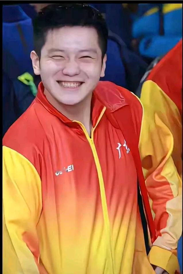 小胖的笑容太迷人，什么事把他高兴成这个样子，眼睛眯成一条线，整张脸像紧急集合似的
