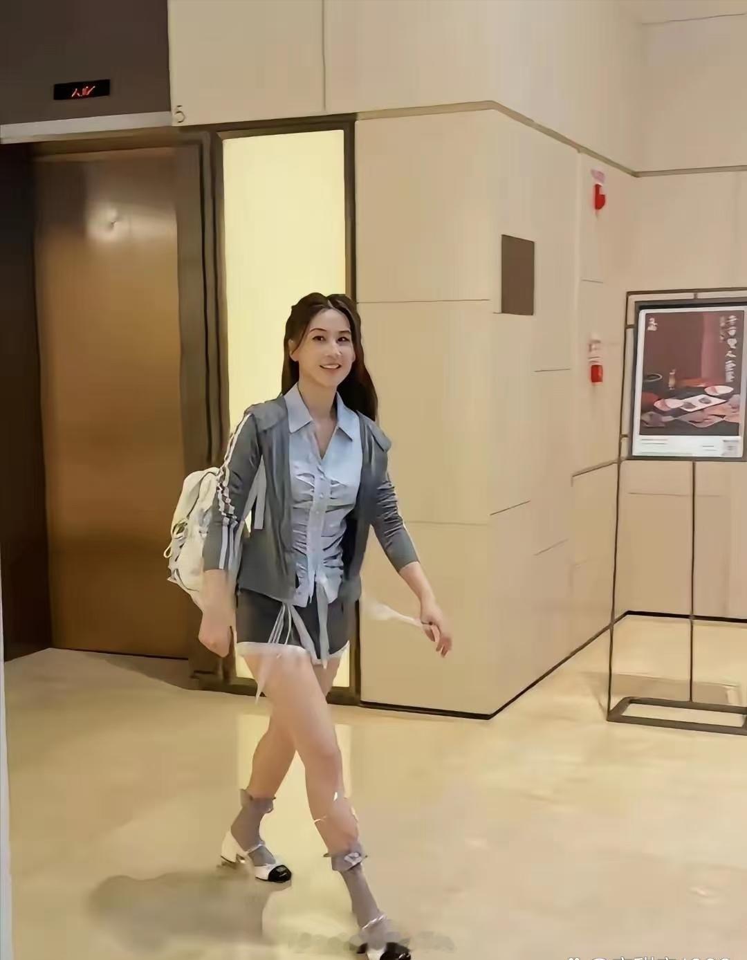离婚后的黄圣依，整个就是一女大学生的感觉。 