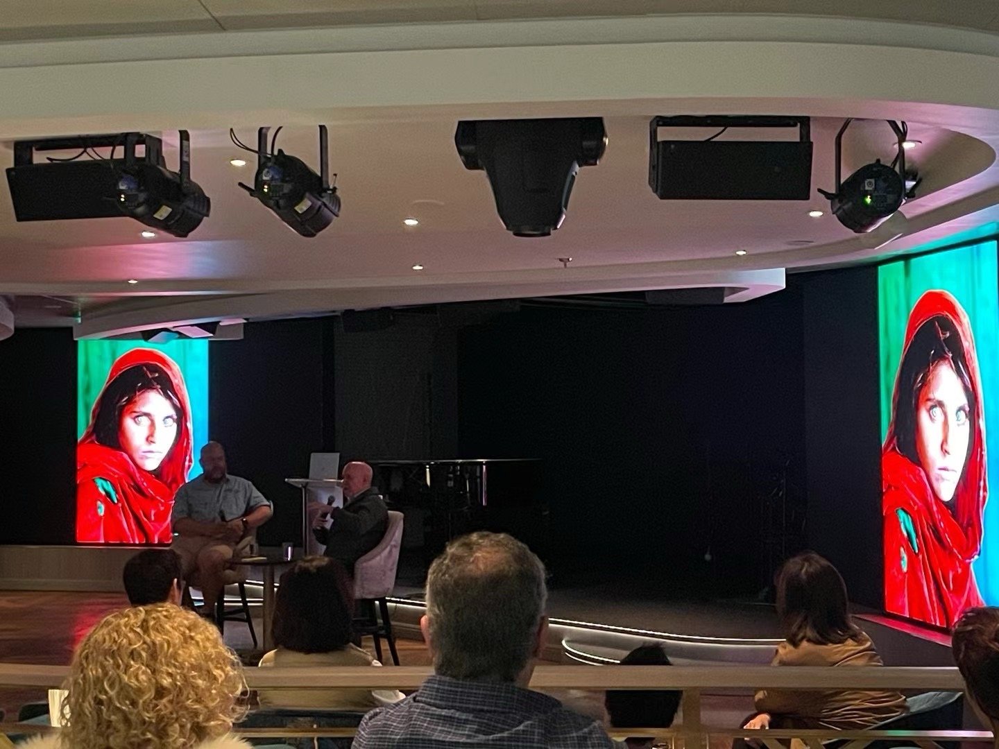 Steve McCurry 跨年去坐了银海探索号，和我一样的南极航程，可惜我没选