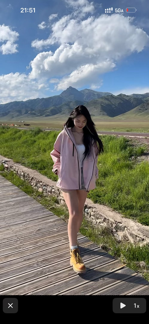 我妈新发的视频是我们之前在新疆那会的，我腿怎么那时候这么细.. 