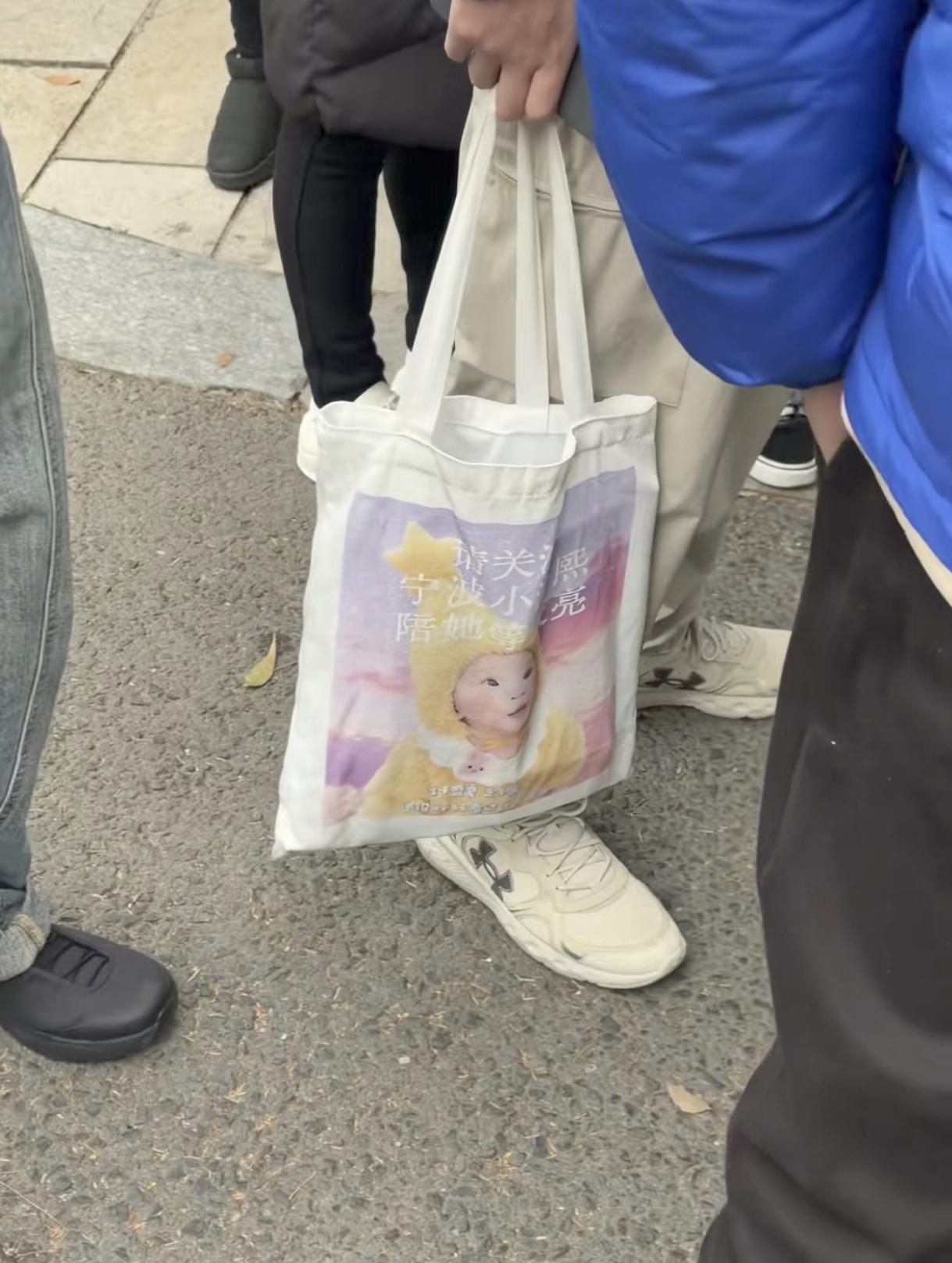 一万块钱能做什么呢？
一万块钱能做的事情超乎你的想象，
他可以让网络瘫痪，
他可