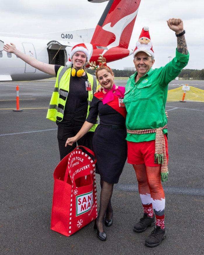 近日，为庆祝圣诞节，澳洲航空工作人员佩戴圣诞帽、圣诞发卡等装饰，增加机舱内的节日