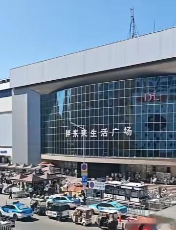 这个房东自以为是，心里想着，就是要把房租从800万升到2400万。反正你是离不开