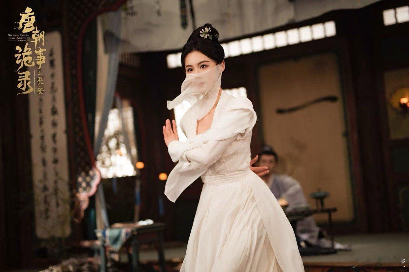 毛林林在唐诡里的表现真是太棒了，她白纱遮面，仗剑轻盈走过，清冷气质宛如月下寒霜，