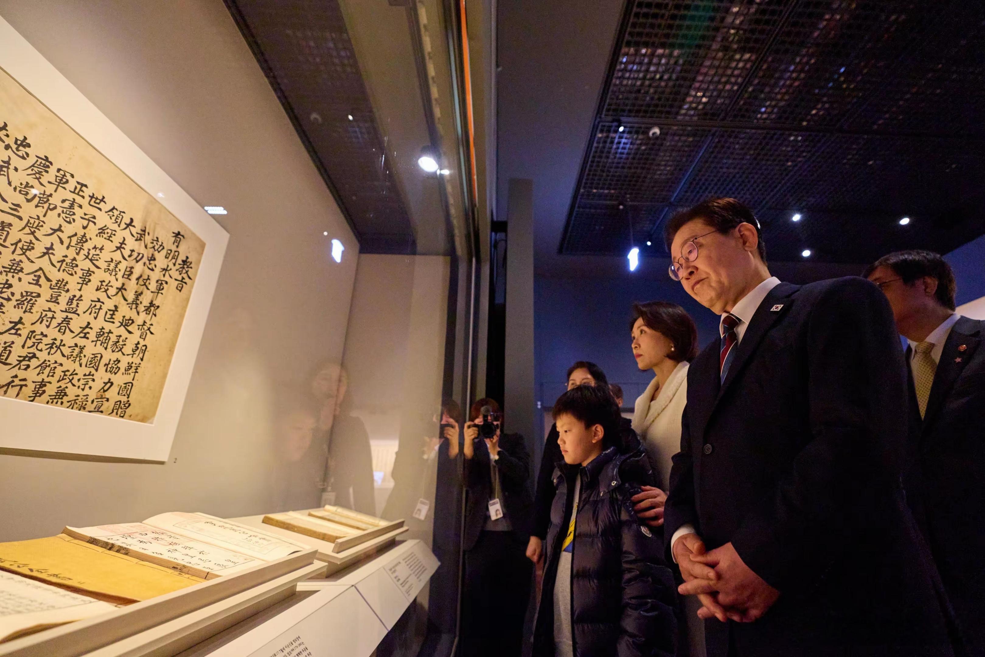 李在明夫妇赴韩国国博参观李舜臣主题展览。 