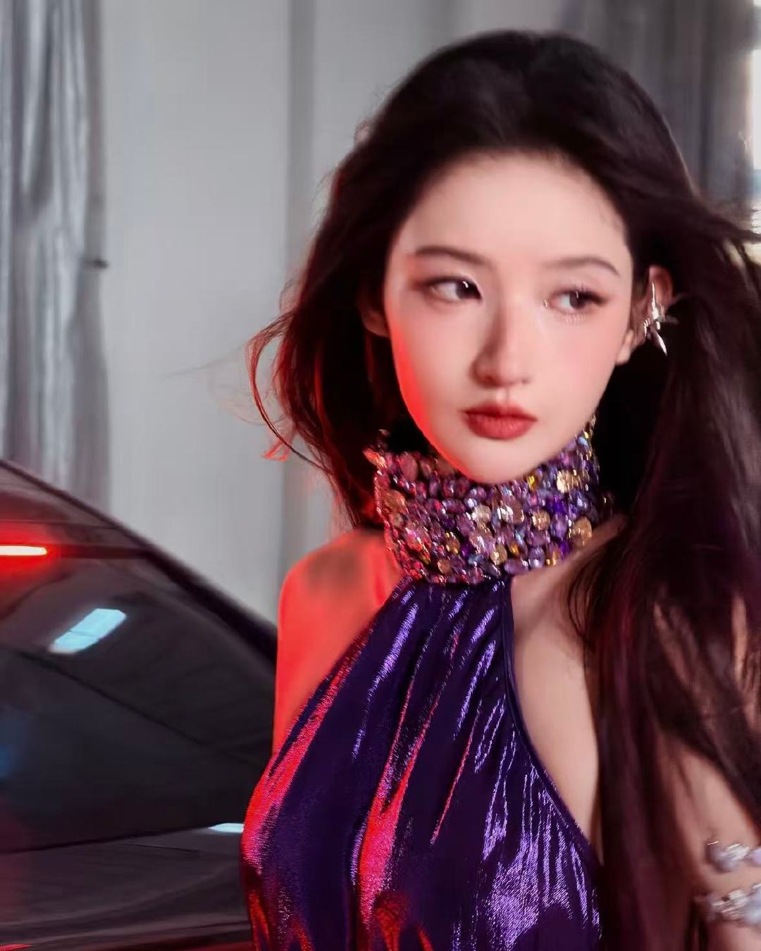 王玉雯冷艳千金妆王玉雯紫色流光裙 王玉雯冷艳千金妆，厉害大女人！ 