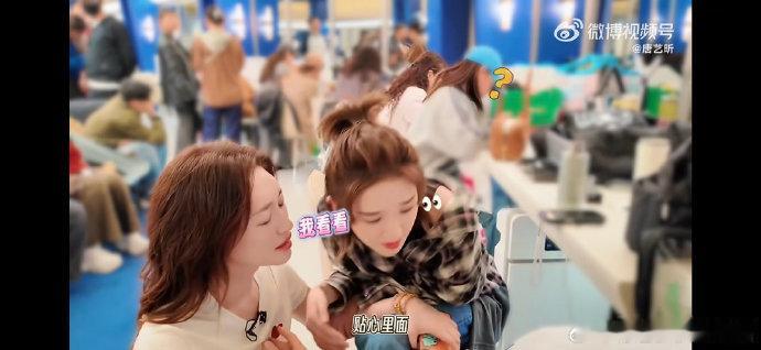 唐艺昕李小冉练歌快疯了一首甜歌把两位姐姐难住，李小冉数拍数到崩溃，练歌画面太有梗