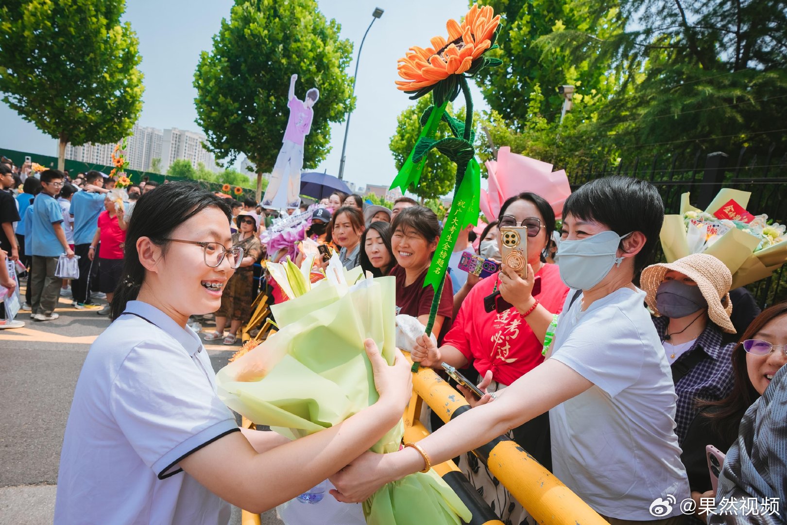 【济南中考结束考生笑迎鲜花拥抱】6月15日11时，铃声响起，济南市初中学业水平考