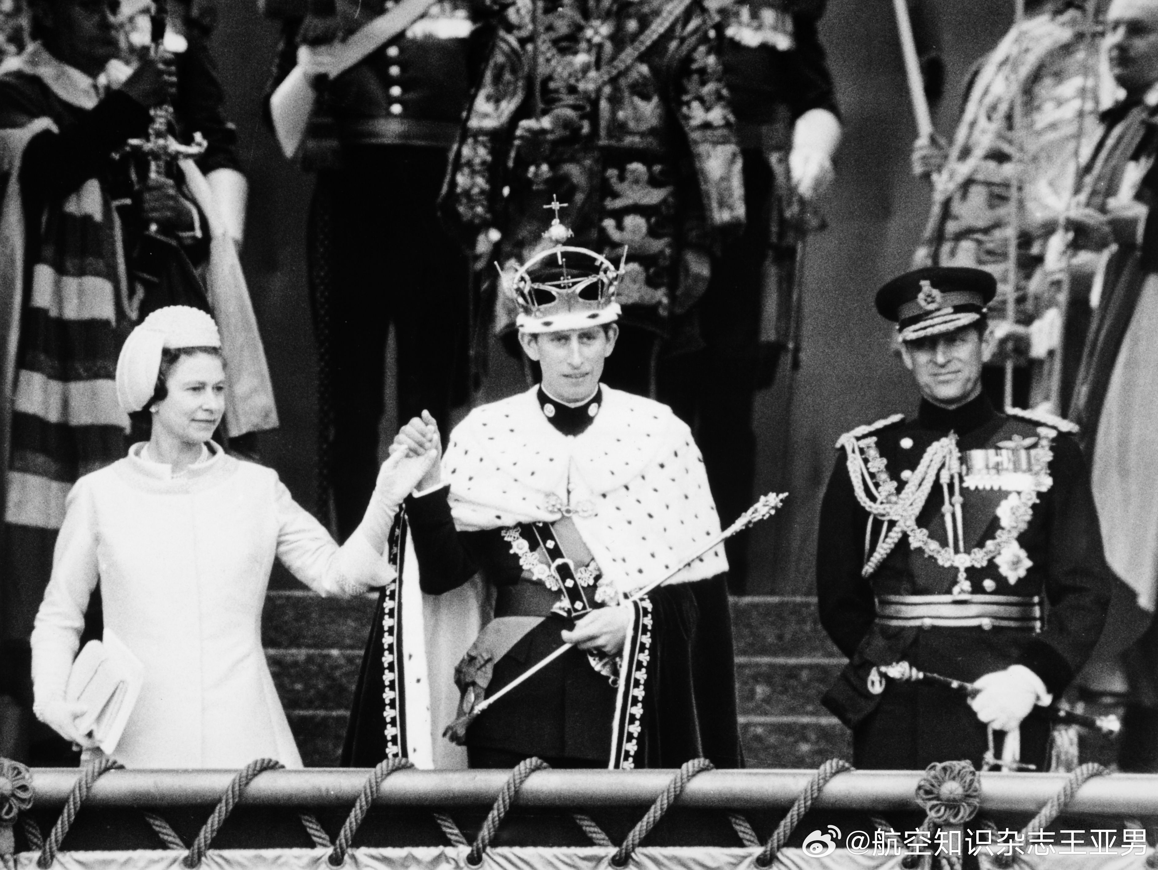 1969年7月，英国女王伊丽莎白册封查尔斯王子为威尔士亲王后，和他一起面见公众。