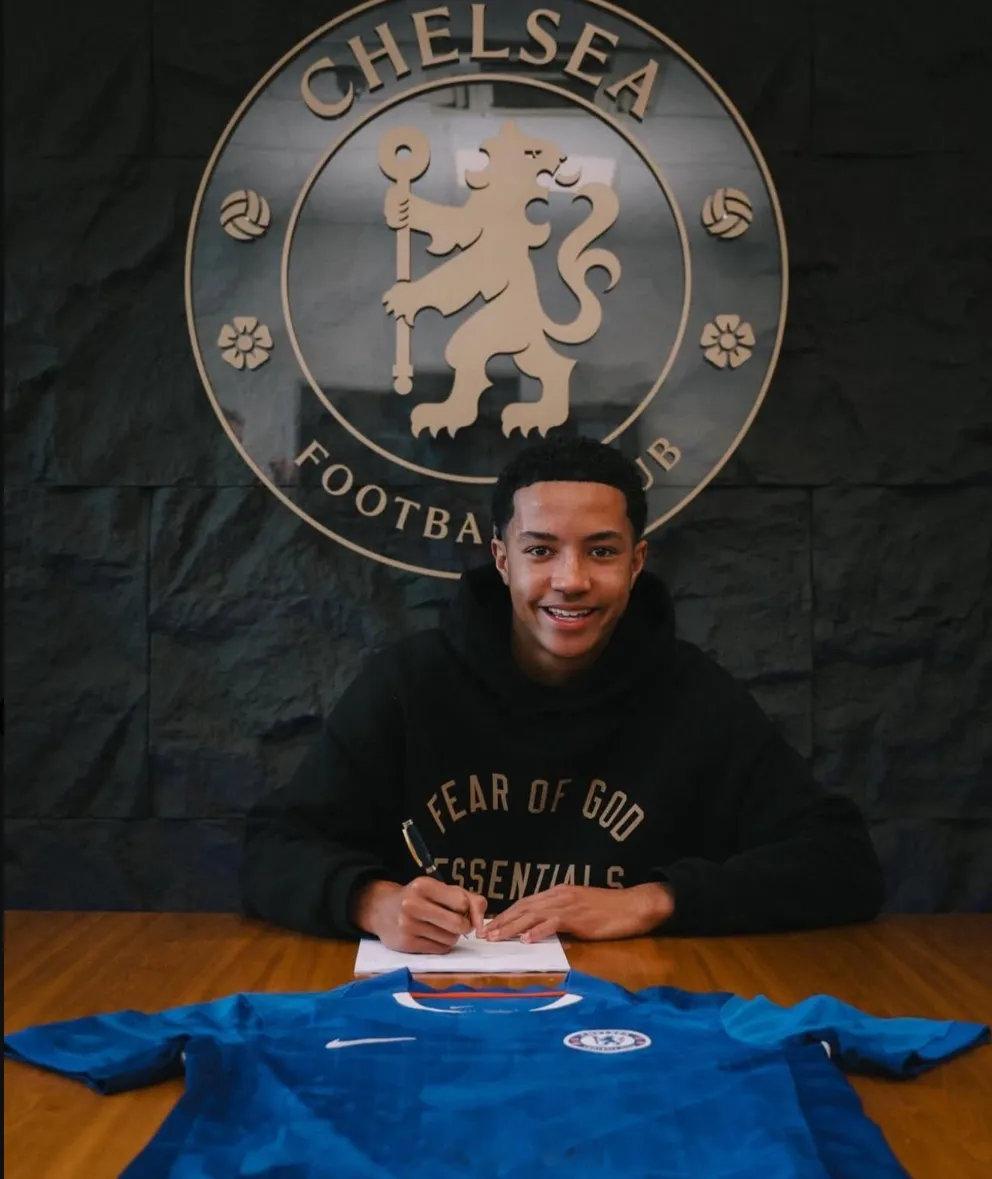 官方：切尔西宣布从谢周三签下了17岁的边后卫新星伊萨-阿拉奥。双方签下了一份20