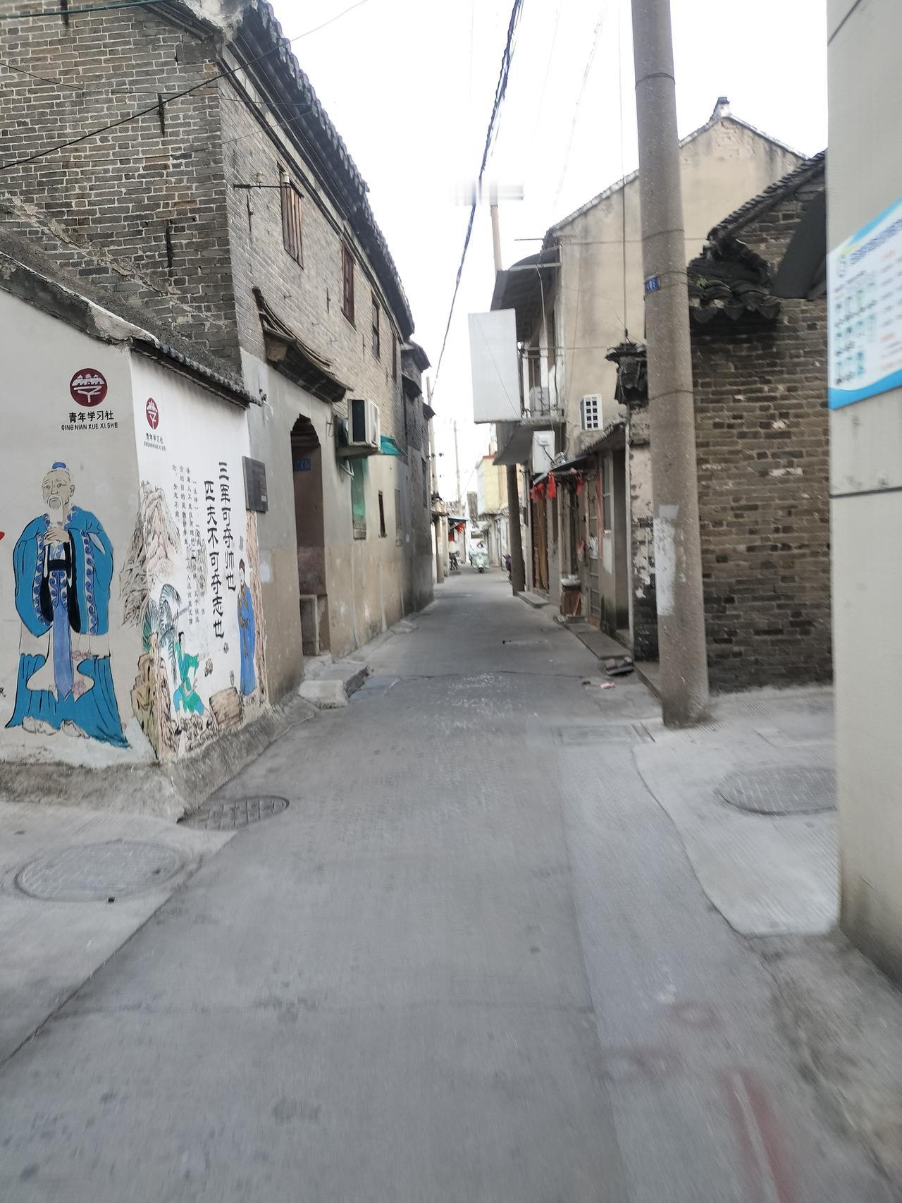 宝应县南街，是老城当之无愧的文化古街。街巷北接叶挺路，南抵学宫，古迹扎堆底蕴深厚