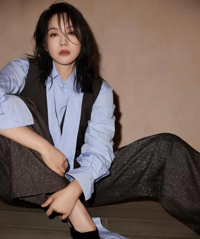 闫妮这穿搭太有质感了
 
闫妮真的把高级感焊在身上！蓝色领带衬衫叠穿灰色马甲，搭