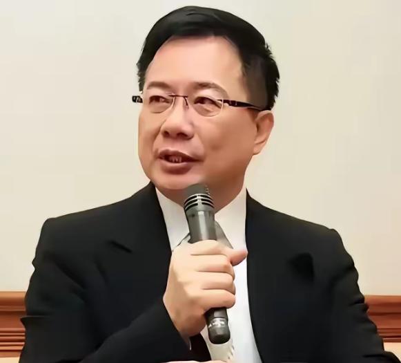 台湾评论员蔡正元博士说，台湾未来统一就要做到三化，一是去军事化，二是去台独化，三