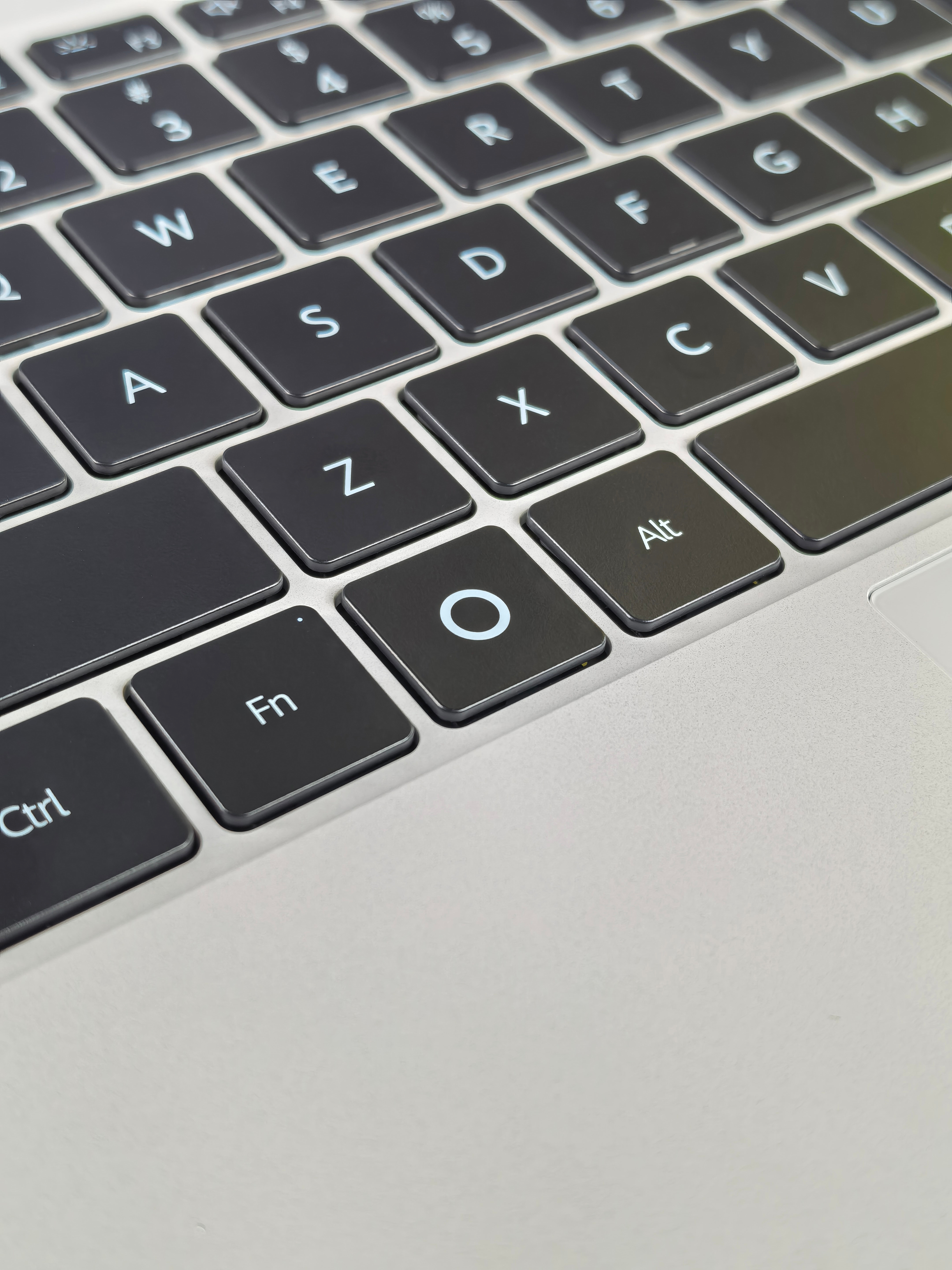 新出的 MateBook Pro 用着还挺舒服💻机身轻薄，出门带着没什么负担日