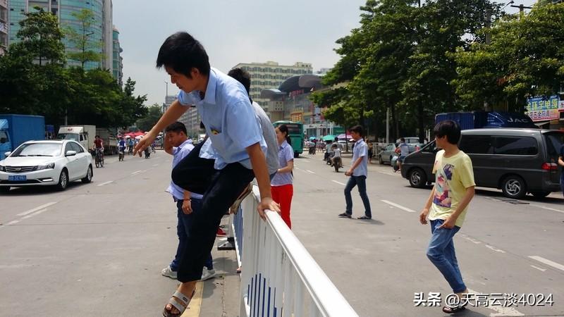 小伙子跨栏可能有不同情况。如果是在体育赛场，跨栏可是奥运会田径正式项目。国际比赛