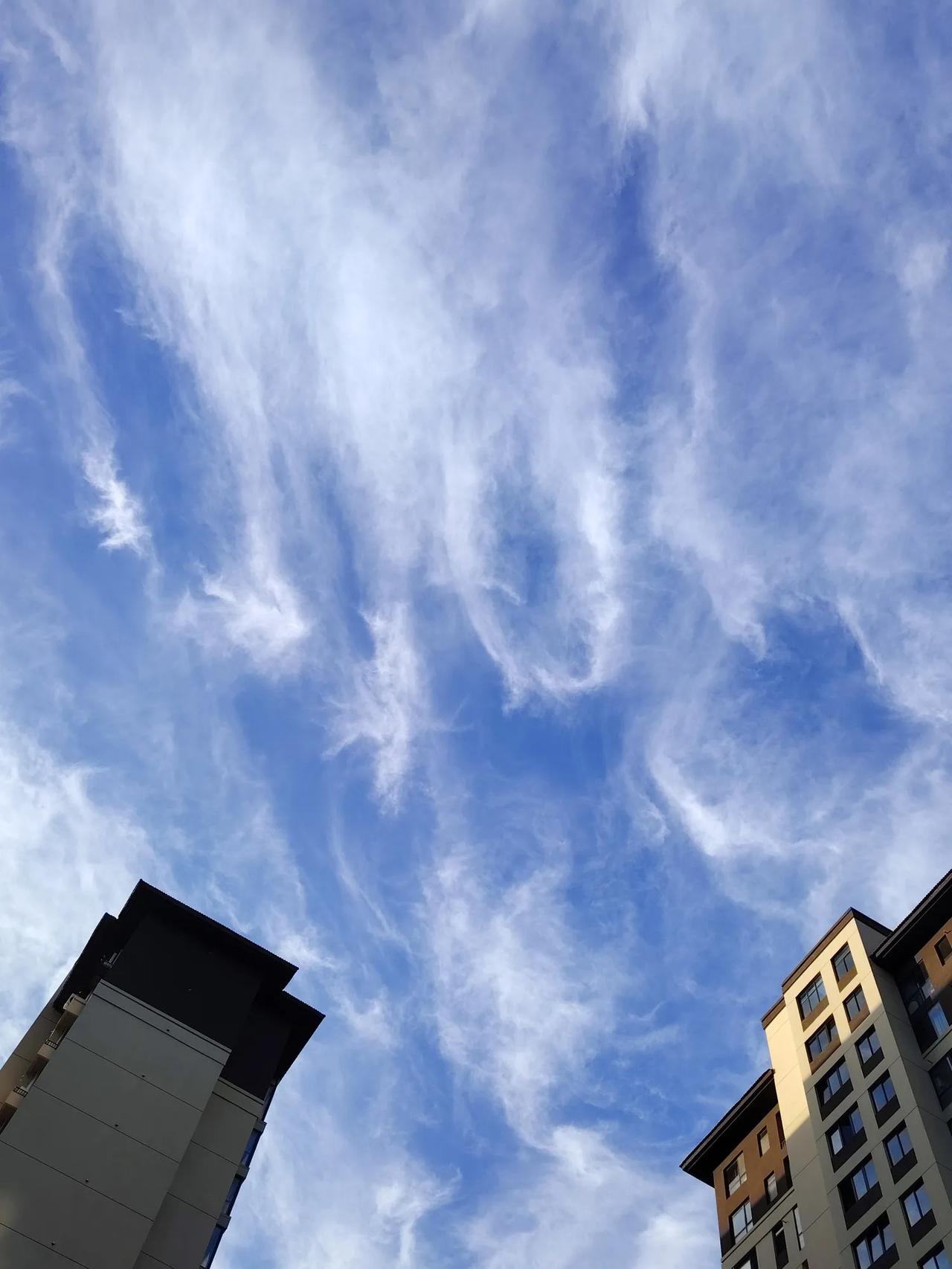 出上：水面春风掀细浪，
对下：城中暑雨献微凉。
平台批阅点评：
对仗工整意境相合