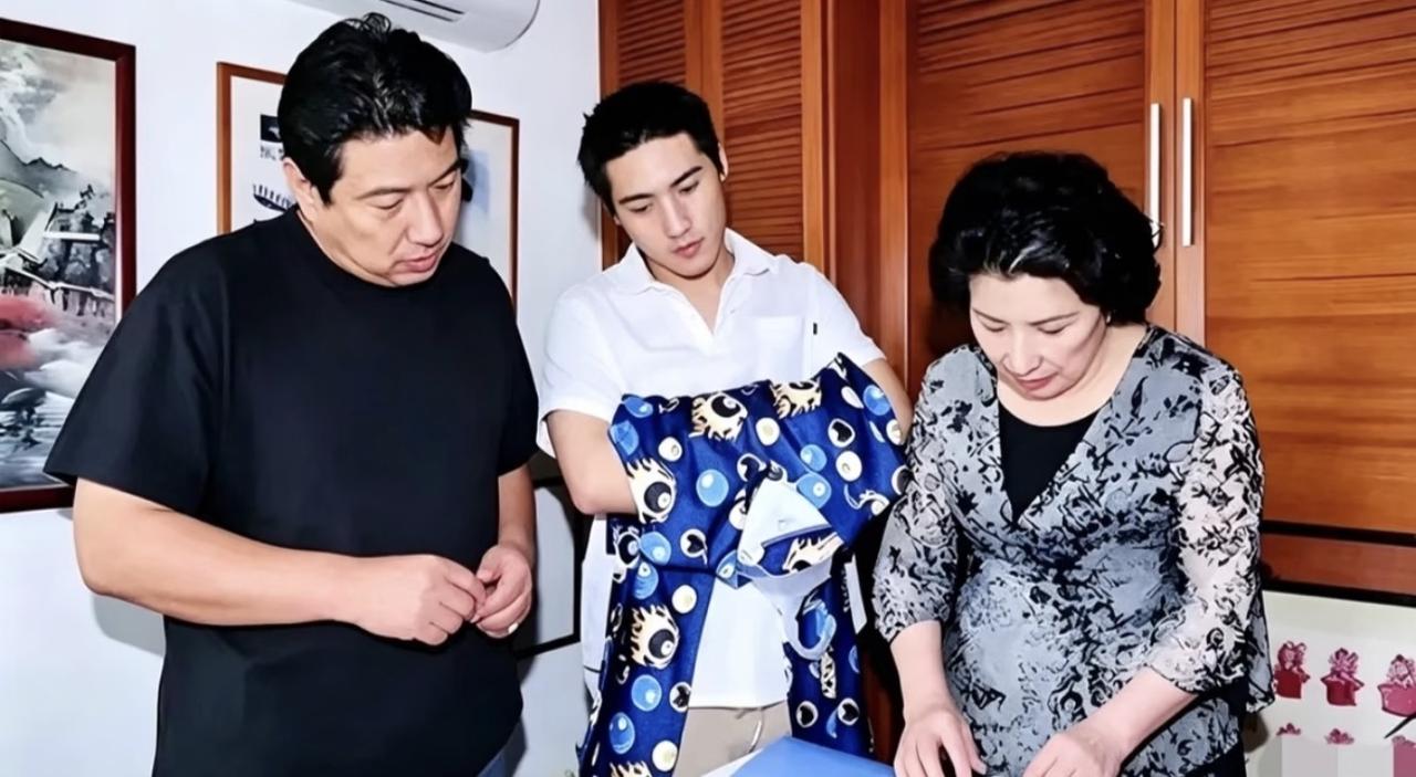 刷到好几个博主说这张是张灵甫儿子和粟裕儿子的会面合影？纯纯瞎编误导人！这是张灵甫