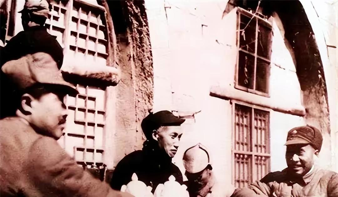 1969年，病重的贺龙听到窗外的猪叫声。突然，他吧嗒吧嗒嘴对妻子薛明说：“好想吃