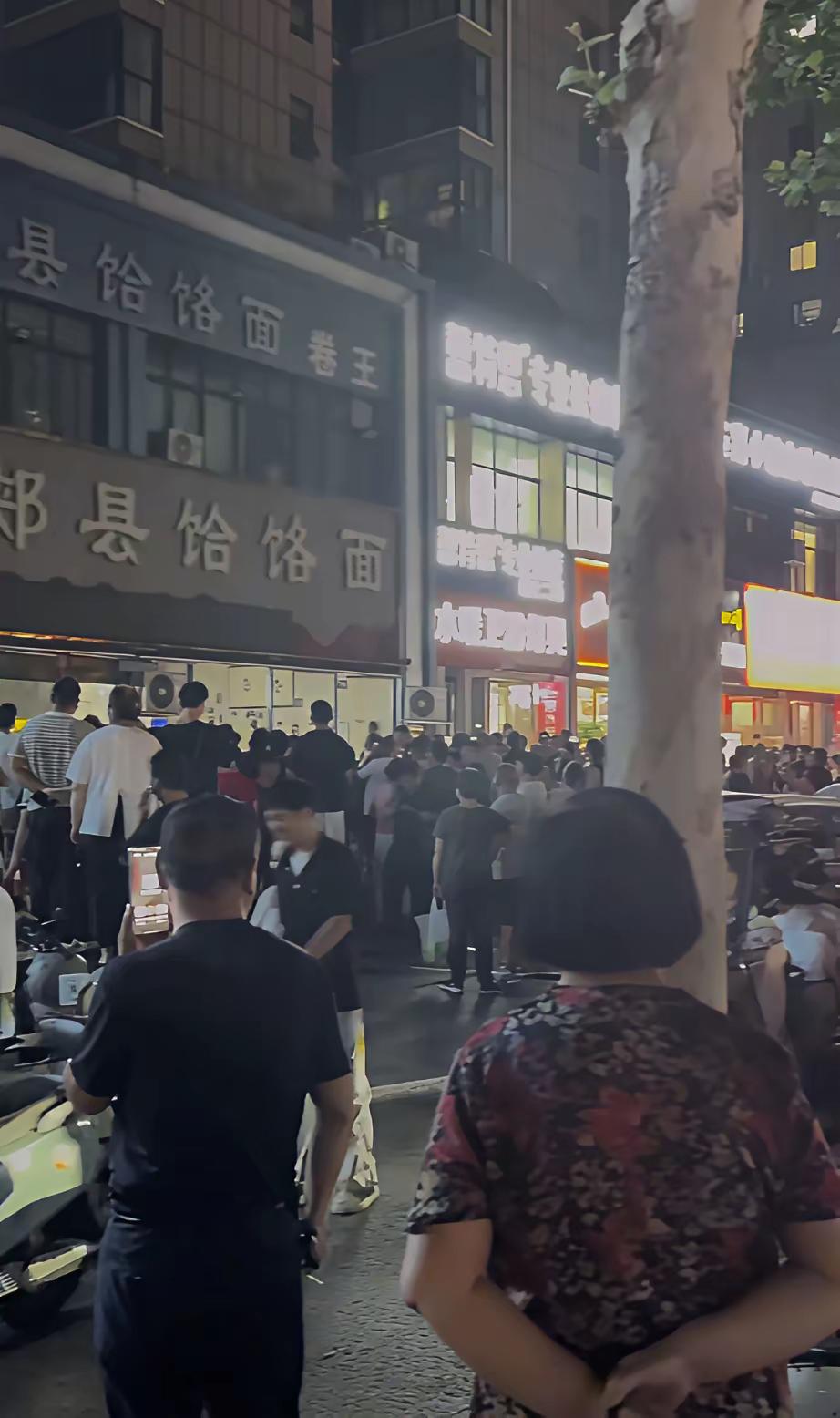 我的天，老霍面馆彻底火了！
流量大到已经难以接待，店铺四周都是人，把老霍面馆团团