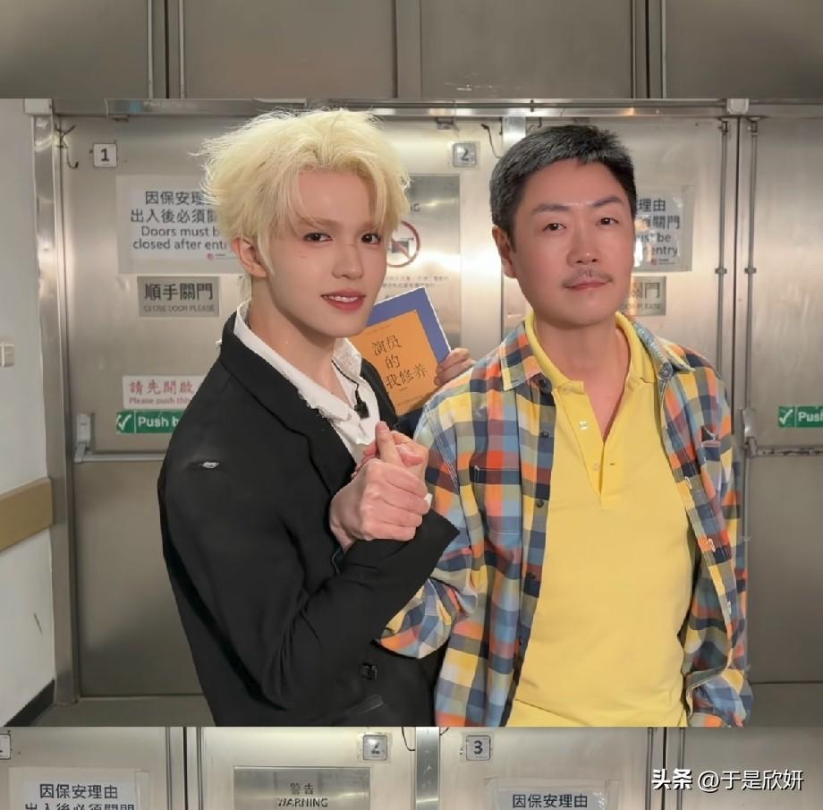没想到！李思捷担任李昊演唱会导演，后台合照曝光反差感拉满
 
近日，一张后台合照