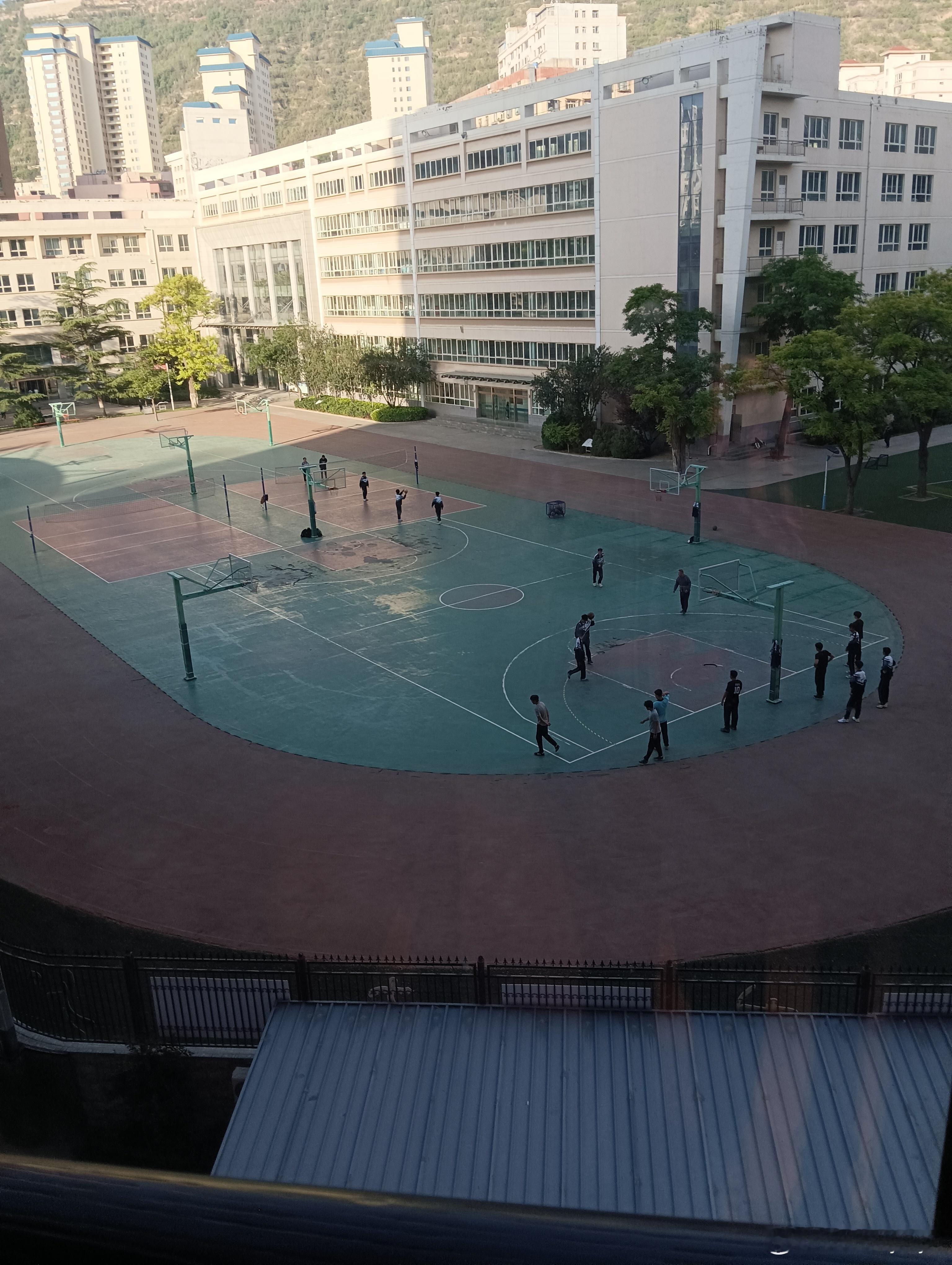 一大早在锻炼的中学生，好像都是男生，女生去哪了？ 