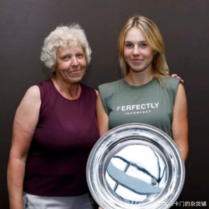 继承捷克女子网球荣光，21岁的诺斯科娃夺得温网女单冠军全英草地俱乐部的中央球场，