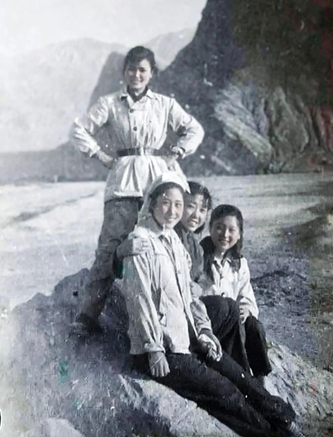 晒晒过去的老照片1950年，为了稳住戍边战士的心，更好的开发建设边疆，王震将军决