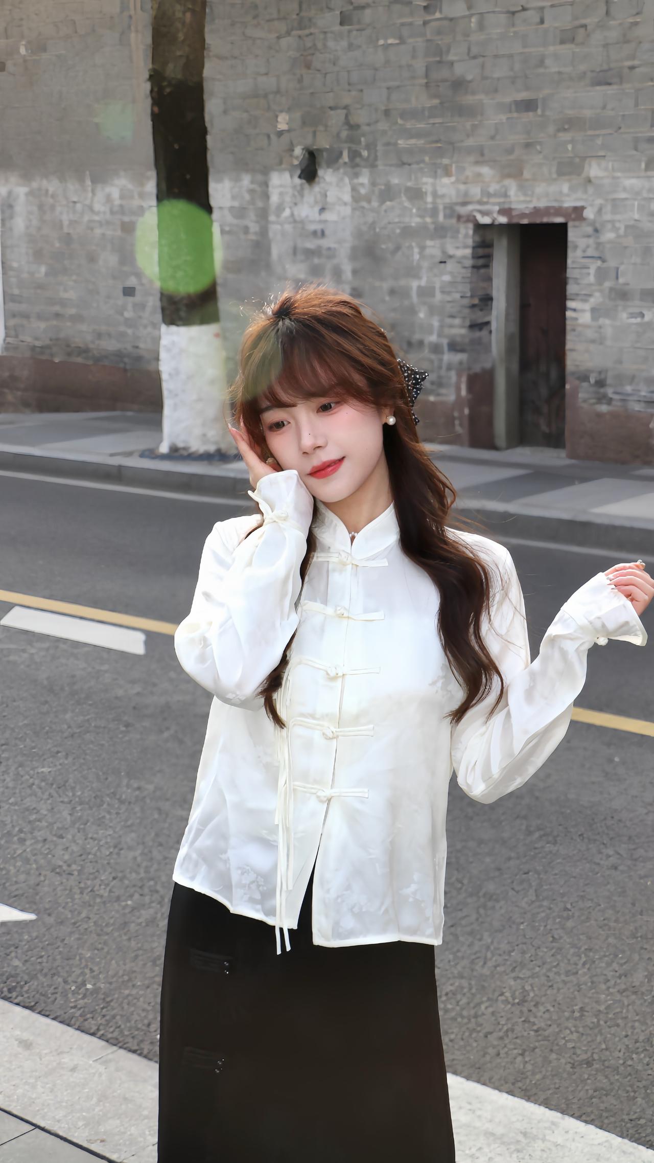 早春新中式穿搭｜盘扣新中式套装+玛丽珍鞋太适配古镇了
ootd穿搭 穿玛丽珍踏进