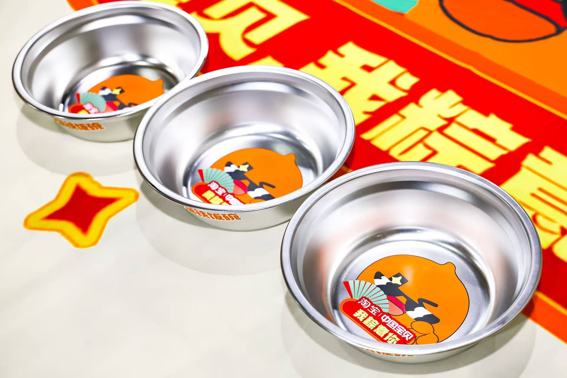 在广州吃龙船饭被宠成小宝贝了真的，中国宝贝这摊位的互动太密了！先去喊了个麦，对着