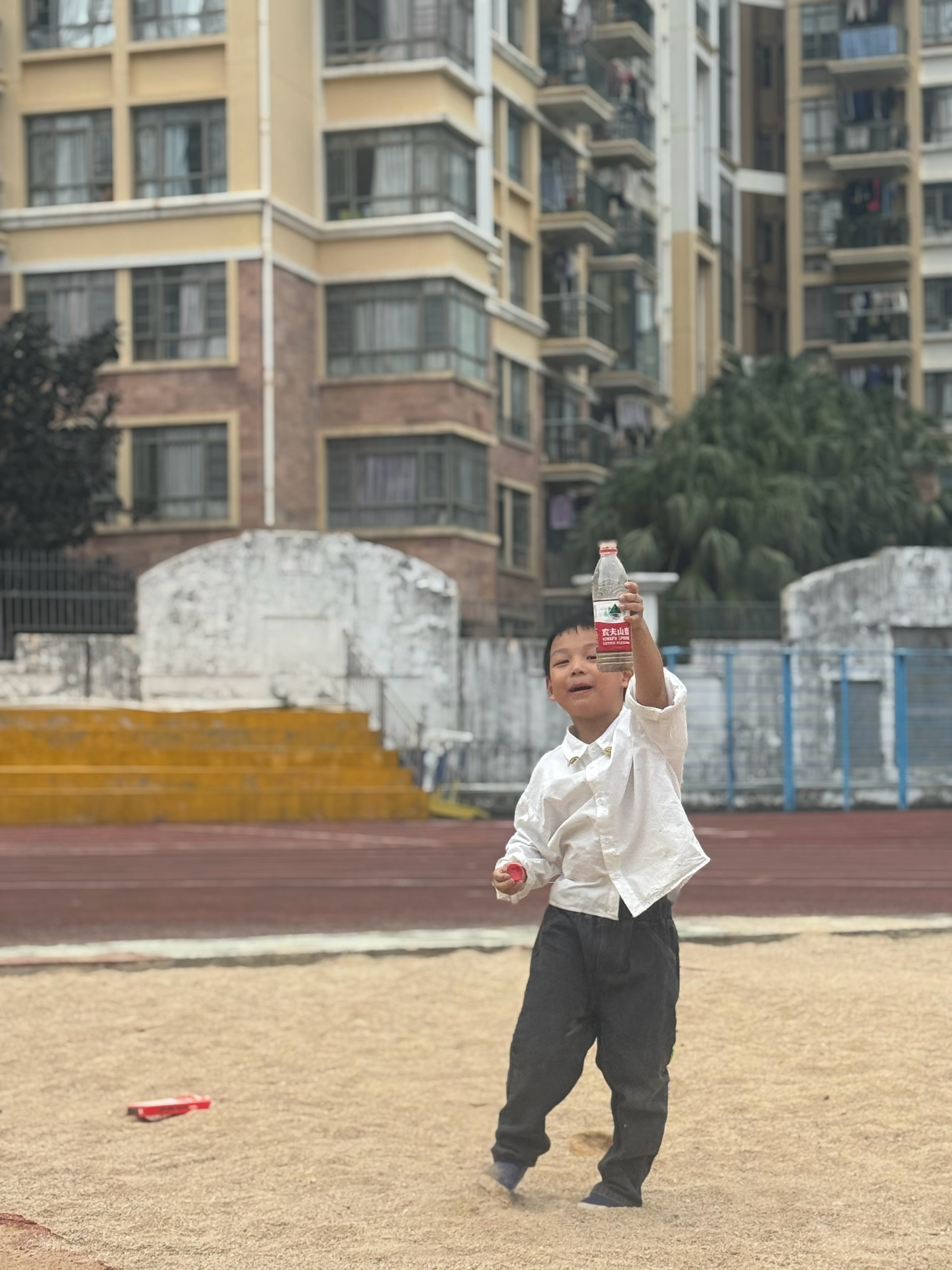 去爸爸的高中感受了一下校园生活小朋友有好多问题：“食堂是怎么样的？”“社团是什么