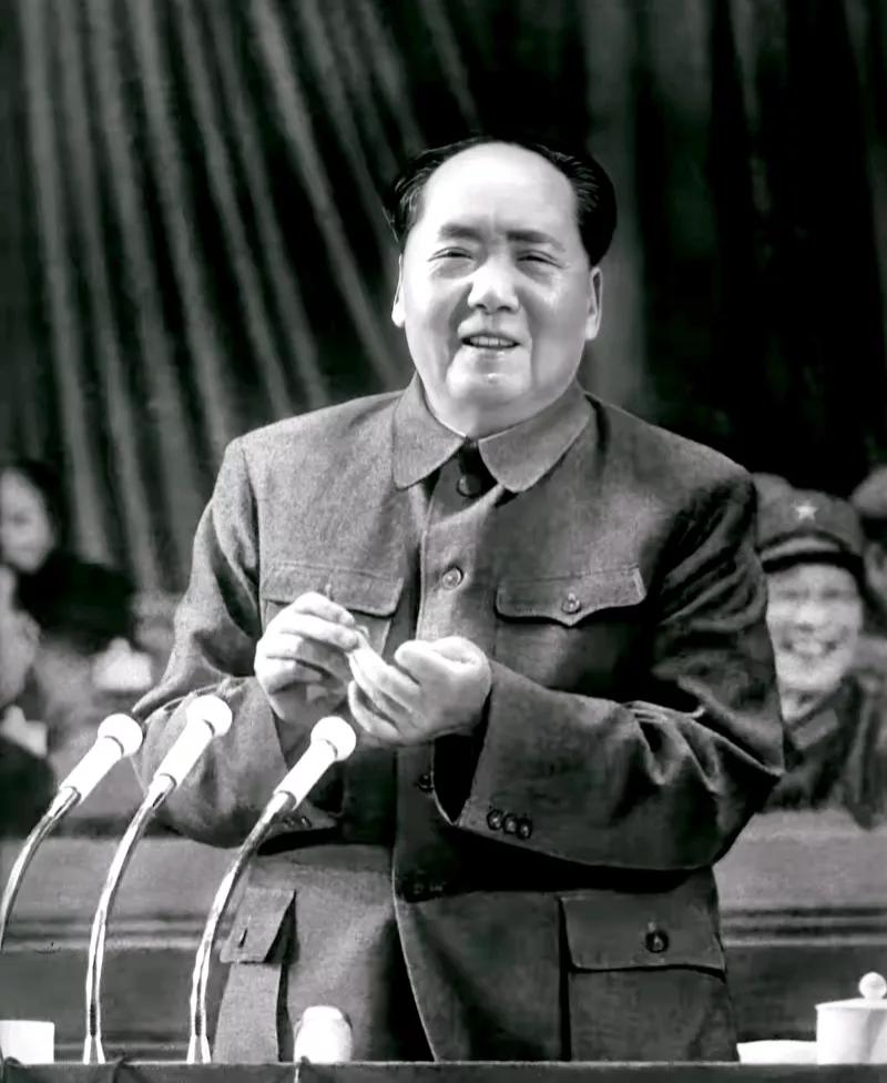 珍藏版的一张老照片。
这是1969年 ，毛主席在中国共产党第九次全国代表大会会议