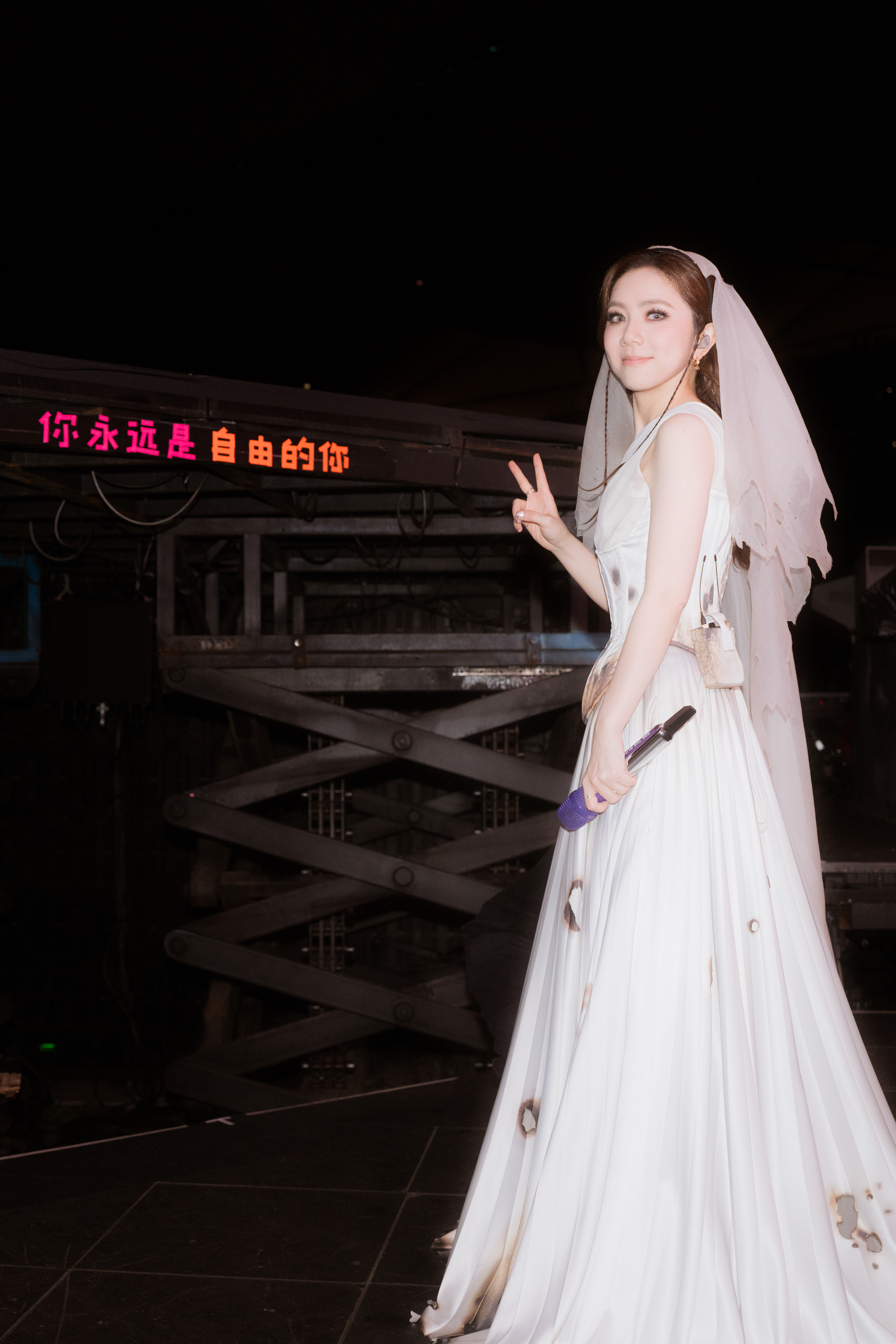 邓紫棋（1）舞台上闪闪发光的她开心又快乐曝邓紫棋结婚 ​​​