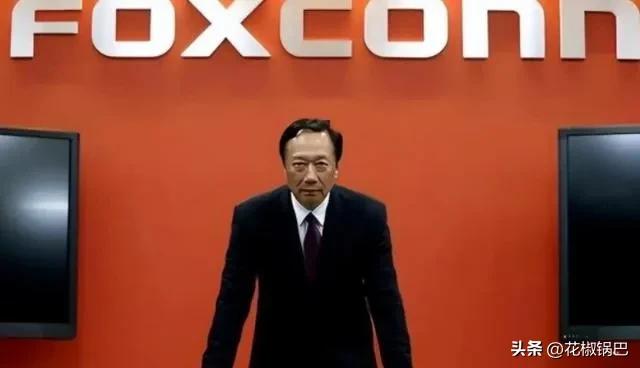 富士康的郑州厂，曾经就是苹果的“命脉”，iPhone基本上都是靠它组装的。可是现